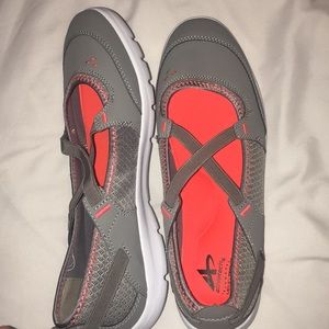 BRAND NEW Athletic memory foam shoes!